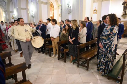 El tamborilero de la hermandad, Miguel Ángel Plaza, al inicio de la Misa de Romeros.