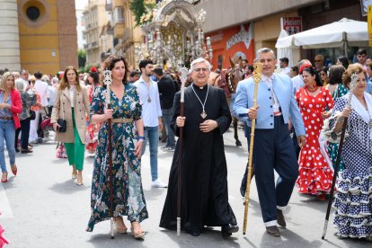 La alcaldesa, junto al párroco de San Pedro y el hermano mayor del Rocío de Almería.