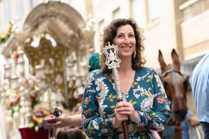 La alcaldesa, María del Mar Vázquez, ante el Simpecado.