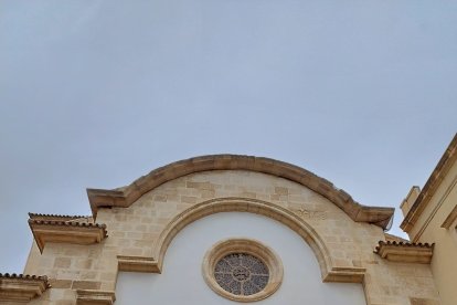 El Simpecado del Rocío de Almería, ante el santuario de la Virgen del Mar.