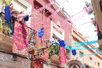 El Simpecado del Rocío de Almería bajando la calle Real.