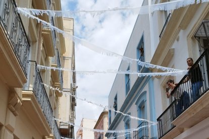 Una multitud de rocieros tras el Simpecado de Almería.