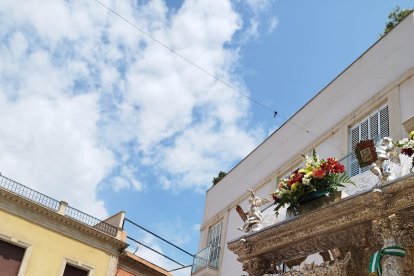 El Simpecado almeriense y los rocieros, en la calle Jovellanos.