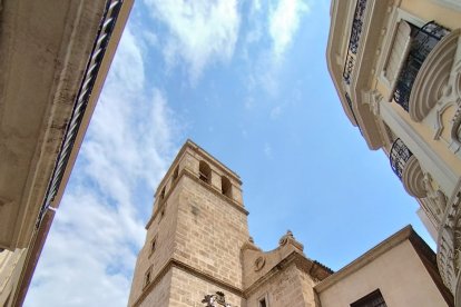La Hermandad del Rocío de Almería, llegando a la iglesia de Santiago.