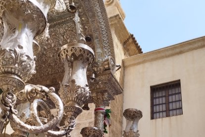 La carreta del Simpecado de Almería, ante el azulejo de la Soledad.