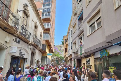 Una multitud acompañando al Simpecado de la Hermandad del Rocío de Almería.