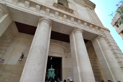 Salida del Simpecado desde la parroquia de San Pedro.