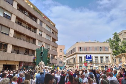 Cientos de personas en la salida del Simpecado de la Hermandad del Rocío de Almería.