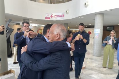 Abrazo de Javier A. García y Gabriel Amat.