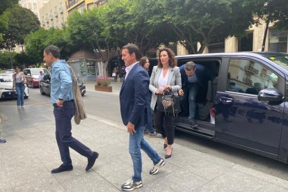 Llegada de los oradores al mitin.