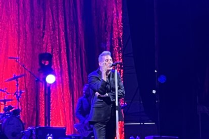 Loquillo con el micrófono.