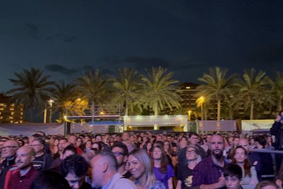 Más asistentes al concierto.