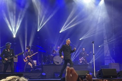 Loquillo saltando al escenario.