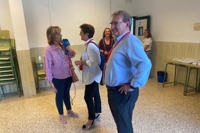 Fernando Martínez acompañando a Adriana Valverde.