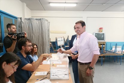 Javier A. García ejerciendo su derecho a voto.