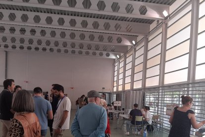 Almerienses acuden a votar.