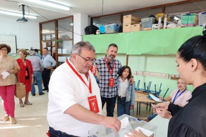 Manolo García votando en Roquetas de Mar.