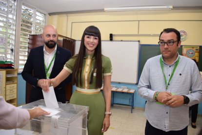 A Beatriz Sánchez, candidata de Vox en El Ejido, le ha acompañado el diputado autonómico y número 2 por El Ejido, Juan José Bosquet.