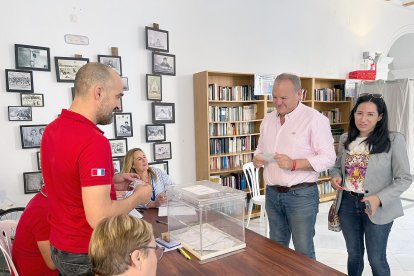 Votación de Antonio Fernández Liria, candidato del PSOE en Cuevas del Almanzora.
