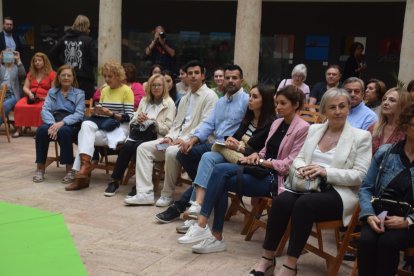Asistentes a la gala en el patio de la Escuela de Arte.