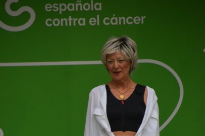 Ana, atenta a la familia, hija y nietos.