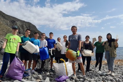 Alumnos del IES San Isidro tras recoger cientos de residuos esta misma semana en una cala del Parque Natural Cabo de Gata-Níjar (FOTO: Ramón Esteban).