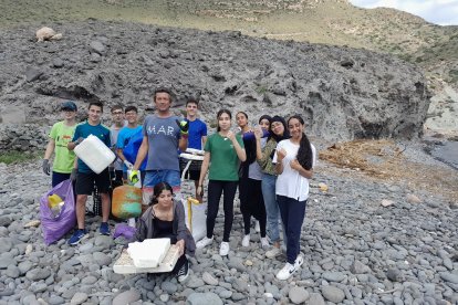 44 alumnos de 3º de ESO del IES San Isidro recogieron varios cientos de residuos de plástico en el Bergantín y Cala del Cuervo, en el Parque Natural Cabo de Gata-Níjar.