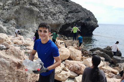 44 alumnos de 3º de ESO del IES San Isidro recogieron varios cientos de residuos de plástico en el Bergantín y Cala del Cuervo, en el Parque Natural Cabo de Gata-Níjar.