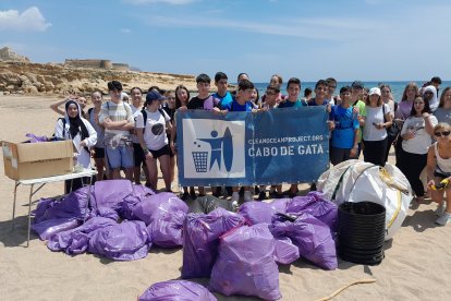 44 alumnos de 3º de ESO del IES San Isidro recogieron varios cientos de residuos de plástico en el Bergantín y Cala del Cuervo, en el Parque Natural Cabo de Gata-Níjar.