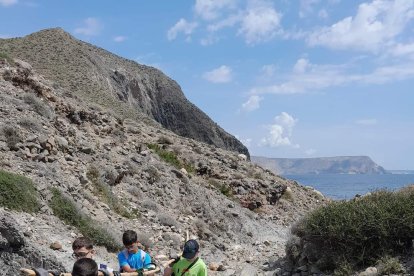 44 alumnos de 3º de ESO del IES San Isidro recogieron varios cientos de residuos de plástico en el Bergantín y Cala del Cuervo, en el Parque Natural Cabo de Gata-Níjar.