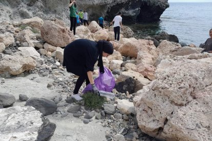 44 alumnos de 3º de ESO del IES San Isidro recogieron varios cientos de residuos de plástico en el Bergantín y Cala del Cuervo, en el Parque Natural Cabo de Gata-Níjar.