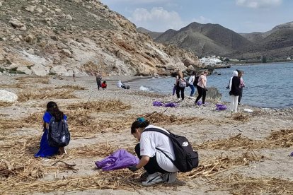 44 alumnos de 3º de ESO del IES San Isidro recogieron varios cientos de residuos de plástico en el Bergantín y Cala del Cuervo, en el Parque Natural Cabo de Gata-Níjar.