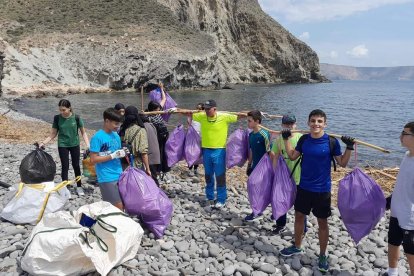 44 alumnos de 3º de ESO del IES San Isidro recogieron varios cientos de residuos de plástico en el Bergantín y Cala del Cuervo, en el Parque Natural Cabo de Gata-Níjar.