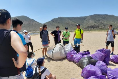 44 alumnos de 3º de ESO del IES San Isidro recogieron varios cientos de residuos de plástico en el Bergantín y Cala del Cuervo, en el Parque Natural Cabo de Gata-Níjar.