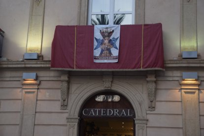 El Hotel Catedral ha engalanado su fachada para la ocasión.