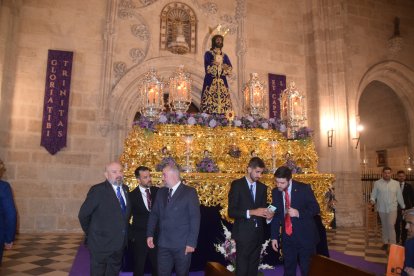 Cofrades del Prendimiento custodiando al Cristo de Medinaceli.