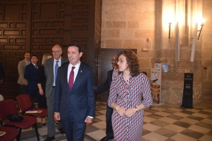El presidente de Diputación y María del Mar Marín, accediendo al templo.