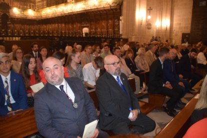 Cofrades del Prendimiento durante la eucaristía.