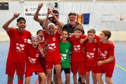 Los infantiles de Los Niños celebrando.