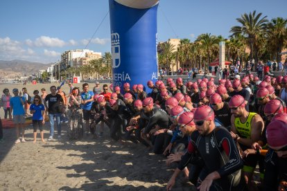 Bajo un sol radiante, el Paseo Marítimo de Almería ha acogido la prueba del XVI Triatlón Ciudad de Almería Jairo Ruiz. 