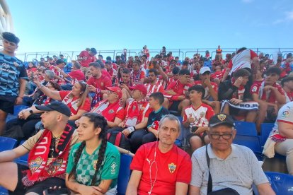 Aficionados rojiblancos en el RCDE Stadium.