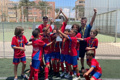 Los roqueteros levantan la copa de campeón al final de una competición que ha sido sobresaliente.