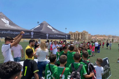 Fútbol y diversión con unos jóvenes futbolistas que sueñan con ser estrellas.