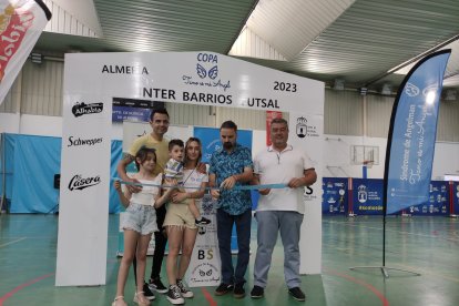 Foto de familia con el corte de cinta de la Copa Tano es mi Ángel de fútbol sala. 