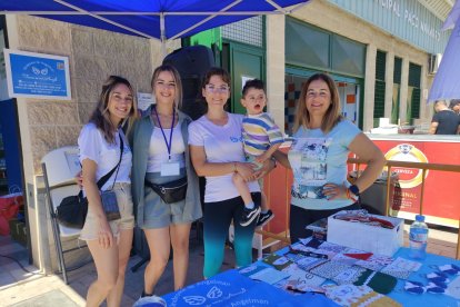 El equipo de la Asociación Tano es mi Ángel en la puerta del Pabellón. 