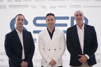 José del Valle, director general de Cabogata Jardín, Ricardo Céspedes, director comercial de La Voz y Cadena SER Almería, y Manuel Nieto, director comercial de Cabogata Beach.