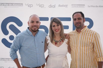 María Encarna y Jorge Torres junto al comercial de La Voz, José Sevilla.