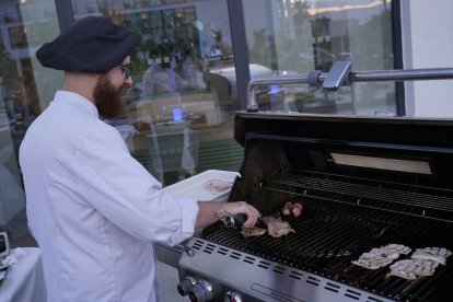 Lo asistentes disfrutaron de la comida a la barbacoa.