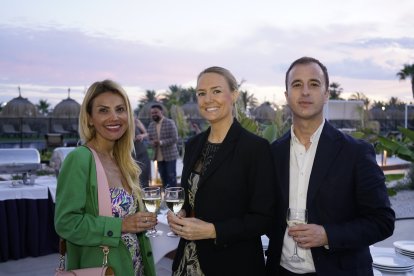 La abogada Silvia Segura, la periodista María José Carrillo y el director general de Cabogata Beach, José del Valle.