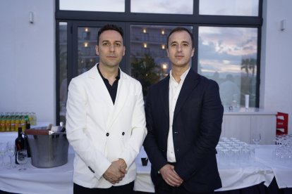 El director comercial de La Voz y Cadena SER Almería, Ricardo Céspedes, y el director general de Cabogata Beach, José del Valle.